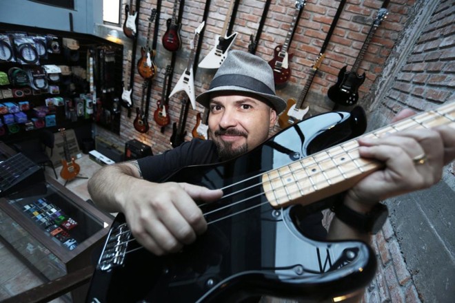 Marcelo Freitas, da Academia do Rock: aluno vira rock star. | Ivonaldo Alexandre/Gazeta do Povo