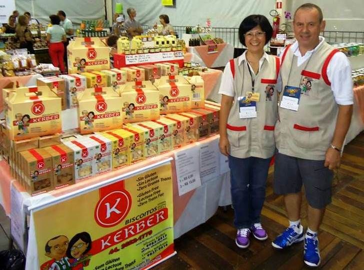 Participante frequente de exposições agropecuárias, Biscoito Kerber, de Umuarama, está na lista das 22 empresas que terão selo de qualidade. Na foto, os empresários Silvério Kerber e Cynthia Yokohama. | Divulgaa§a£o