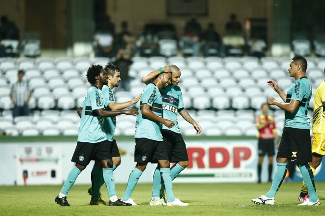 Mais uma vez o grupo inteiro foi cumprimentar o autor do gol. | Hugo Harada/Gazeta do Povo