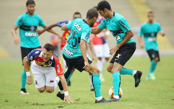 Atacante Rossi é fortemente marcado por Paulo Otávio e Cáceres do Coritiba | Giuliano Gomes