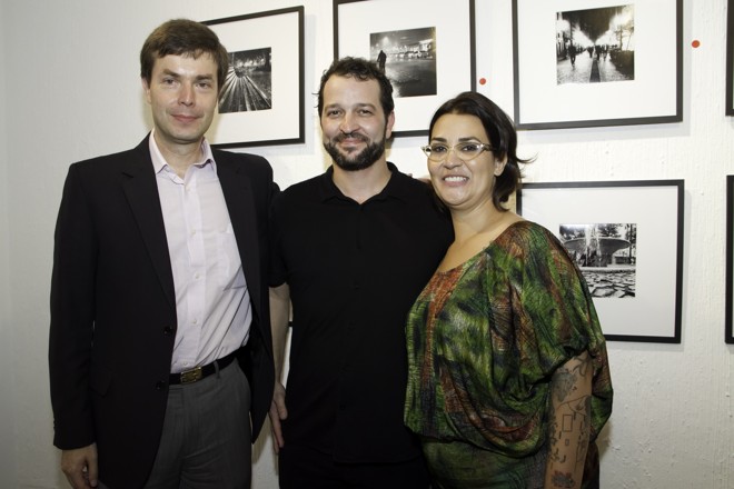 O jornalista Eduardo Aguiar (ao centro), chefe de Redação da Gazeta do Povo, com o presidente executivo do GRPCom, Guilherme Döring Cunha Pereira, e a proprietária da Galeria Teix, Jô Maciel, na concorrida abertura de sua exposição fotográfica “Passagens”, na última quinta-feira. | CintyaHein