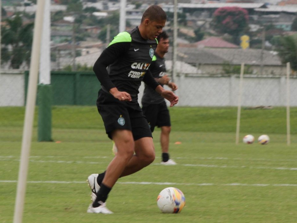 Com vários desfalques na defesa coxa-branca, Walisson deve ganhar uma chance ao lado de Welinton. | Picasa/