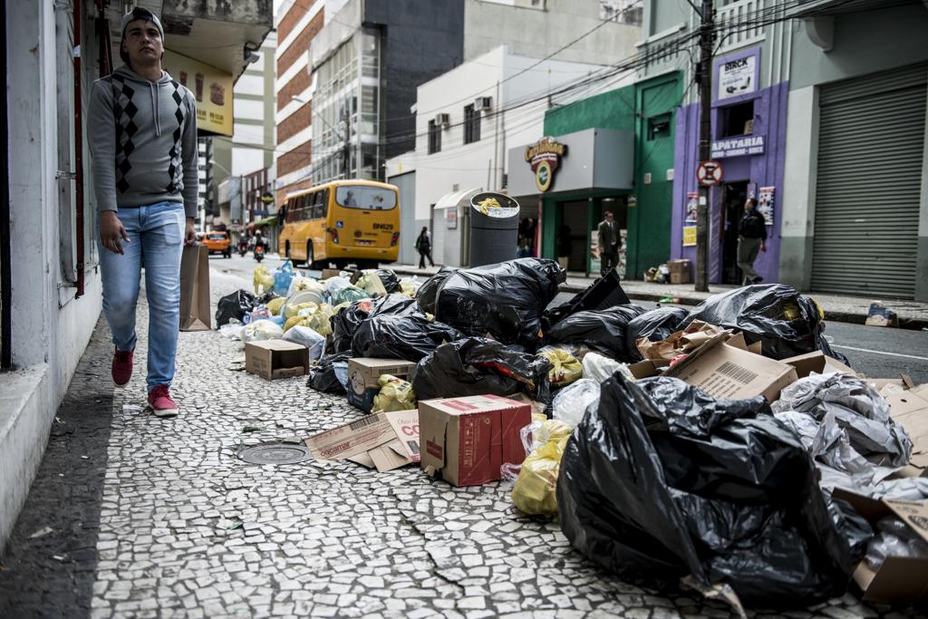 Database dos trabalhadores da limpeza pública resultou em uma greve de três dias na capital no mês de março | Henry Milleo/Gazeta do Povo