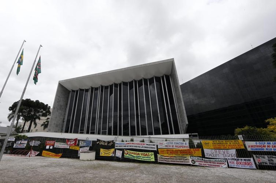 Faixas de protesto em frente à Assembleia: tratoraço motivou a invasão do plenário há quase um mês. | Albari Rosa/Gazeta do Povo