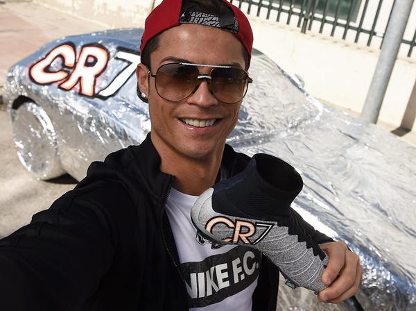 Cristiano Ronaldo exibe a chuteira e o carro de Quaresma “adaptado” com papel alumínio. | Reprodução/Twitter