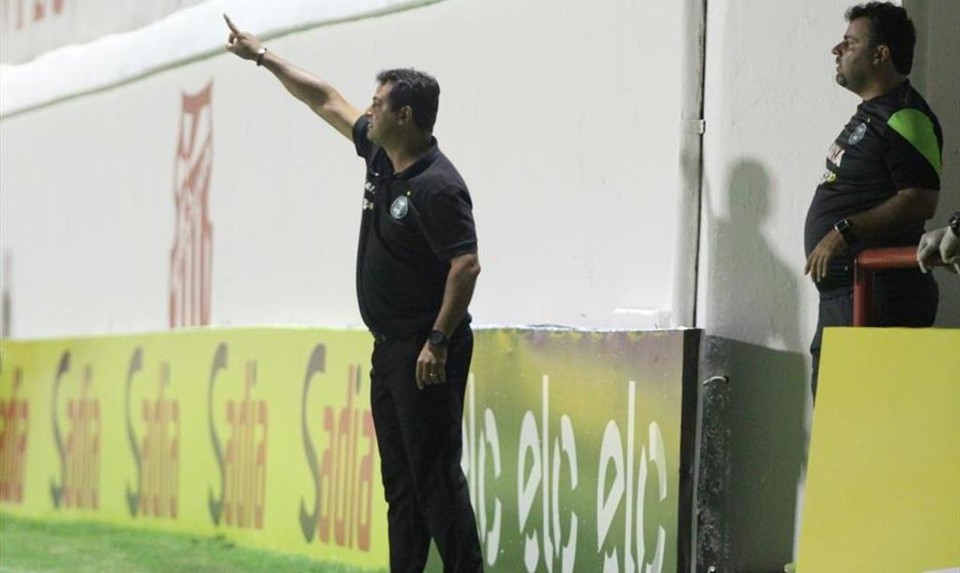 O técnico Marquinhos Santos orienta o time na tranquila vitória do Coritiba sobre o Villa Nova, em seu 100º jogo pelo Alviverde. | Coritiba/Divulgação