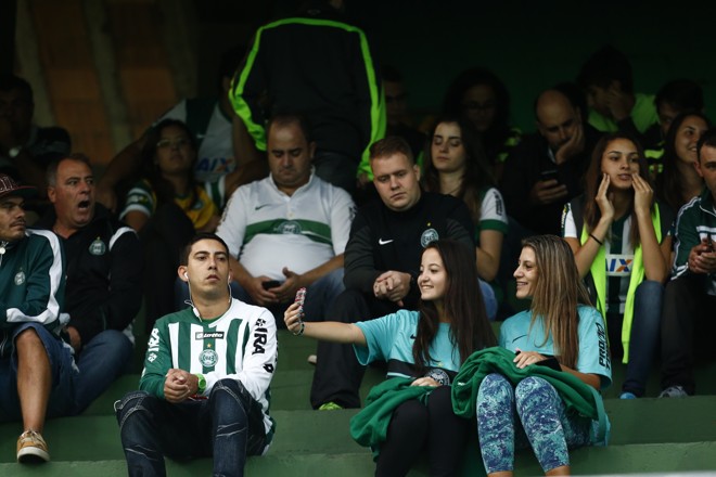A torcida vestiu a nova camisa do Coritiba – e tome selfie antes de a bola rolar. | Hugo Harada/Gazeta do Povo