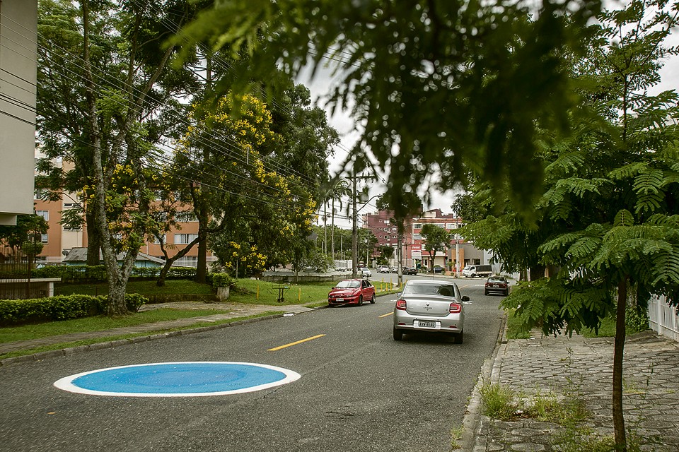 Círculos  azuis com bordas brancas foram pintados em ruas de diversos bairros de  Curitiba. | Marcelo Andrade/Gazeta do Povo