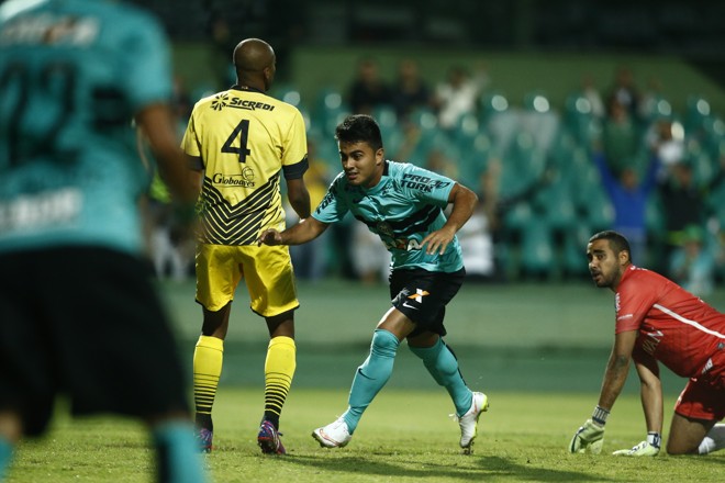 Com apenas 13 minutos, Rafhael Lucas mandou a bola para a rede do Cascavel. | Hugo Harada/Gazeta do Povo