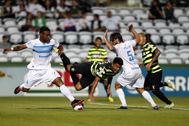 Rafhael Lucas é derrubado no lance que originou o pênalti do Coritiba | Albari Rosa/Gazeta do Povo
