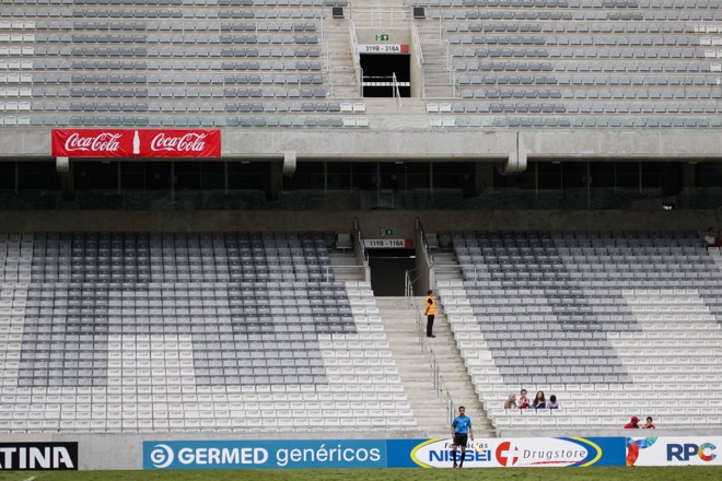 Seguranças não tiveram trabalho no empate entre Andraus e Apucarana Sports pela Segundona do Paranaense na Arena. | Daniel Castellano/Gazeta do Povo