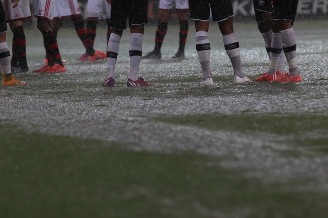 Os jogadores se reuniram no centro do gramado para esperar a volta da partida. | Gilvan Souza/ Fla Imagem