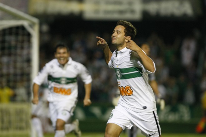 Éverton Ribeiro também deixou o dele na vitória sobre o ASA no Couto Pereira. | Daniel Castellano /Gazeta do Povo