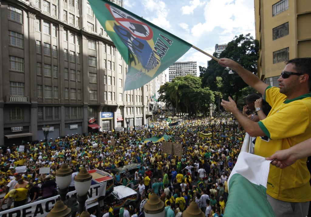 As palavras de ordem que mais se repetiam entre os manifestantes faziam alusão ao pedido de impeachment da presidente | Aniele Nascimento/Gazeta do Povo