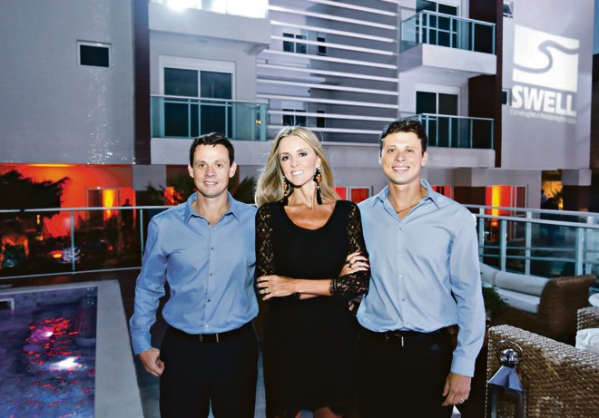 Os irmãos Leonardo, Vanessa e Thiago Pissetti (da esq. para a dir.), diretores da construtora e incorporadora Swell, no coquetel de entrega do edifício Prime Class Residence, no Água Verde, na última quarta-feira. O empreendimento é o 35º da empresa na cidade. | Valtecir Santos