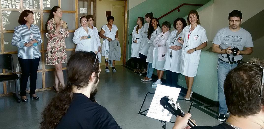 Professores de música proporcionaram uma segunda-feira diferente para quem trabalha no HC, em Curitiba. | Taiana Bubniak/Gazeta do Povo
