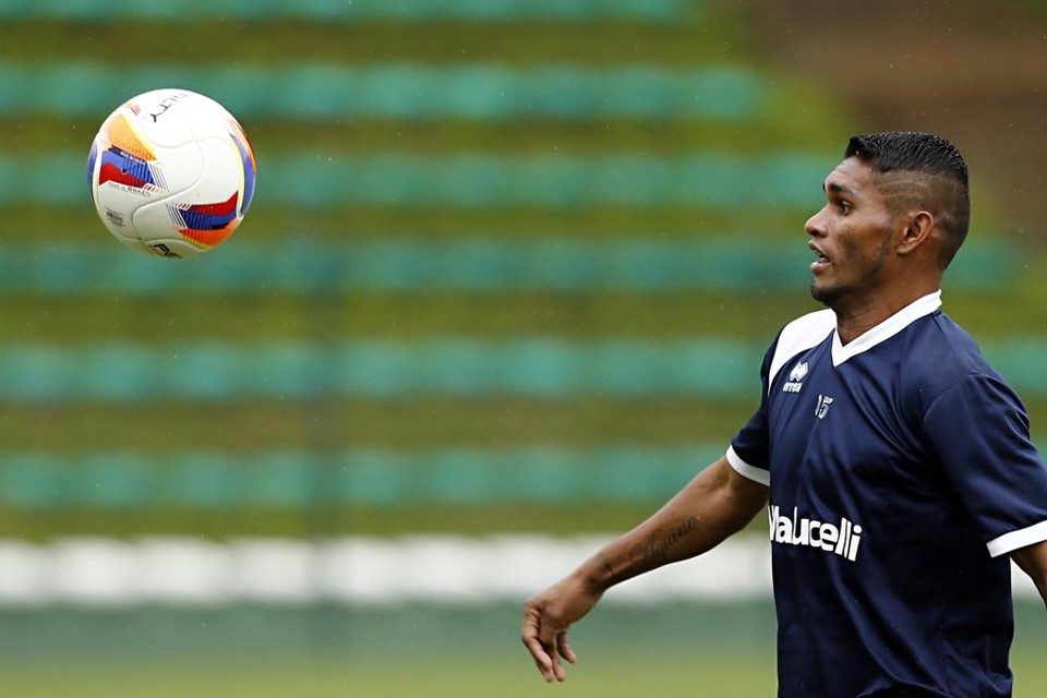 O J. Malucelli, do lateral Fabinho (ex-Paraná e Coritiba), tenta manter a liderança para ter a vantagem de mando de campo no mata-mata. | Albari Rosa/Gazeta do Povo