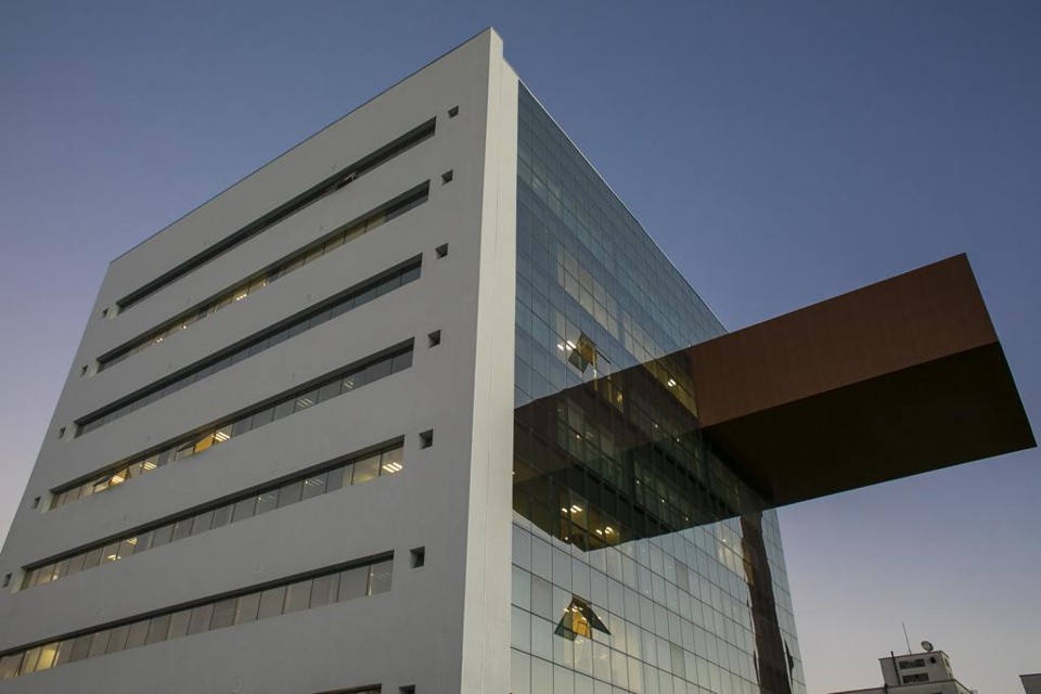 A pedido da empresa que ocuparia o local, o Centro Empresarial Antonio Peretti, no bairro Rebouças, foi todo projetado para atender às normas de certificação LEED. | Diego Pisante