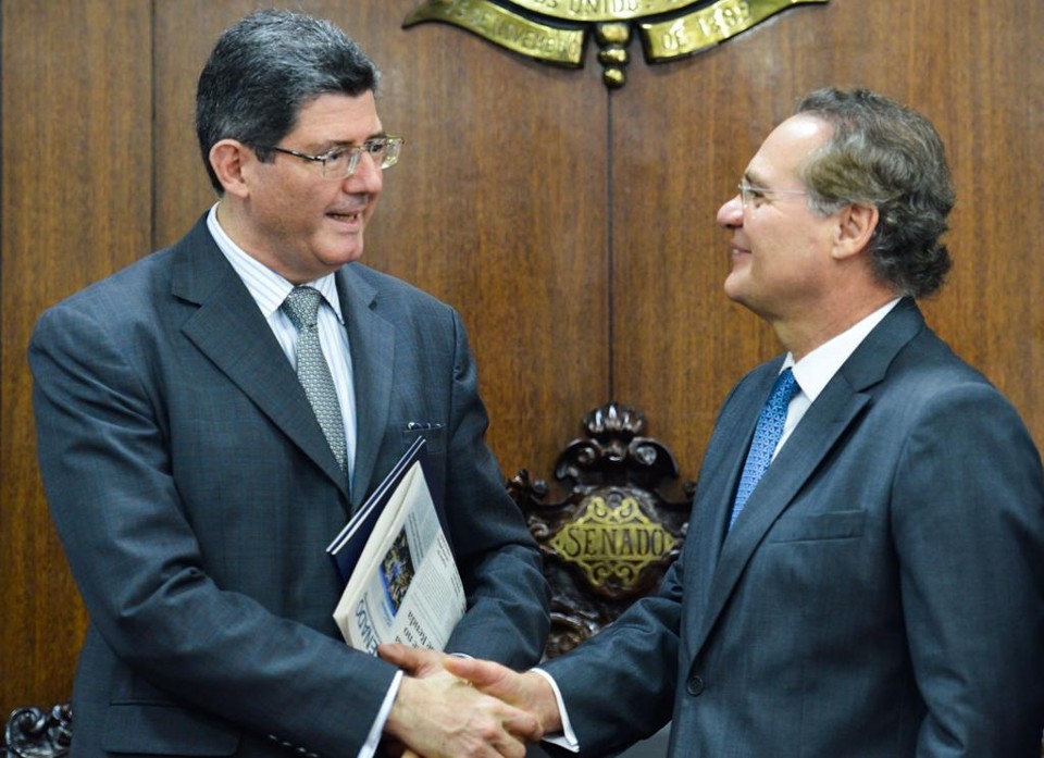 Joaquim Levy e o senador Renan Calheiros: nova tabela terá impacto de R$ 6 bilhões no ano. | Antônio Cruz/Agência Brasil