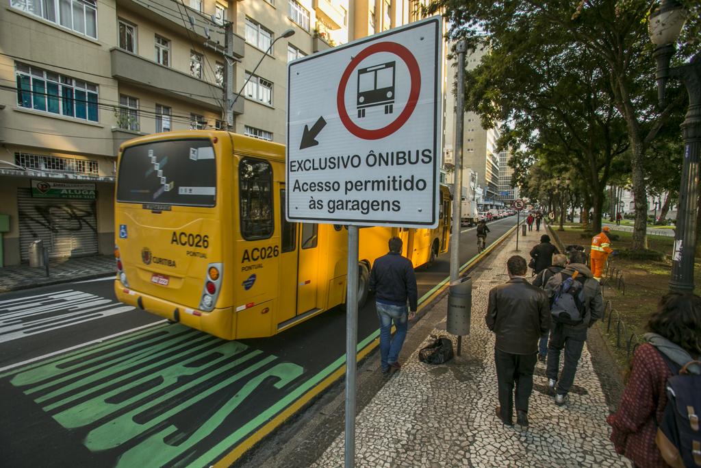 A partir desta quarta será a vez da Marechal Deodoro ter faixa exclusiva para ônibus. Na foto, a faixa da Rua XV de Novembro | Marcelo Andrade/Marcelo Andrade / agencia de not
