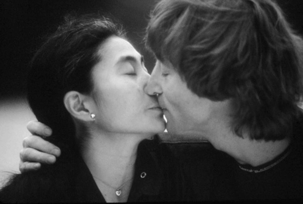 Yoko Ono e John Lennon, em registro de Kishin Shinoyama | Kishin Shinoyama/ Divulgação Taschen