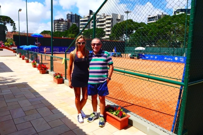 O presidente do Graciosa Country Club, João Carlos Ribeiro, e a namorada Adriana Winter acompanharam ontem os jogos da quinta edição do Circuito Feminino Future de Tênis, que está sendo realizada no clube desde a última sexta-feira e prossegue até 8 de março. | 