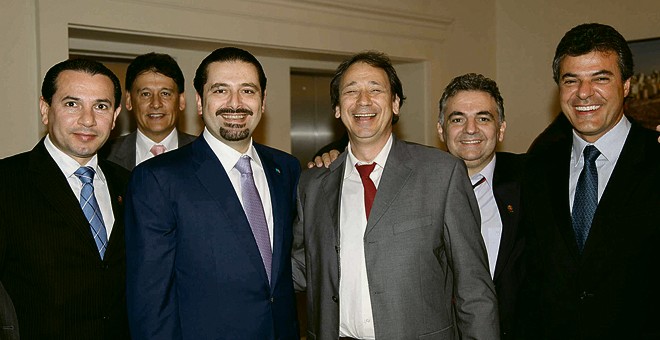 Acima, Luiz Abi (terno cinza) se destaca ao lado de Said Hariri, ex-primeiro-ministro do Líbano, em ato oficial a que também Richa estava presente. Ao lado, comitiva paranaense (Abi é o de gravata vermelha) e anfitriões em torno de uma mesa no convés do iate. |