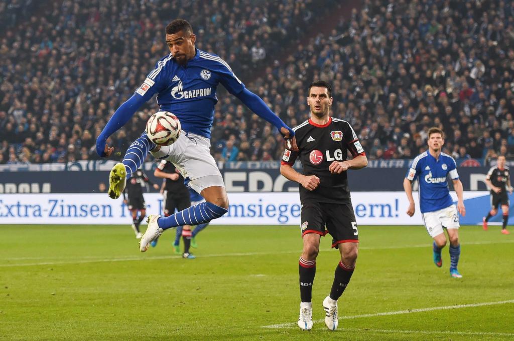 Os jogadores Kevin-Prince Boateng, do Schalke (esquerda) e Emir Spahic (centro), do Leverkusen, em ação, durante jogo pela Bundesliga | MAJA HITIJ/EFE