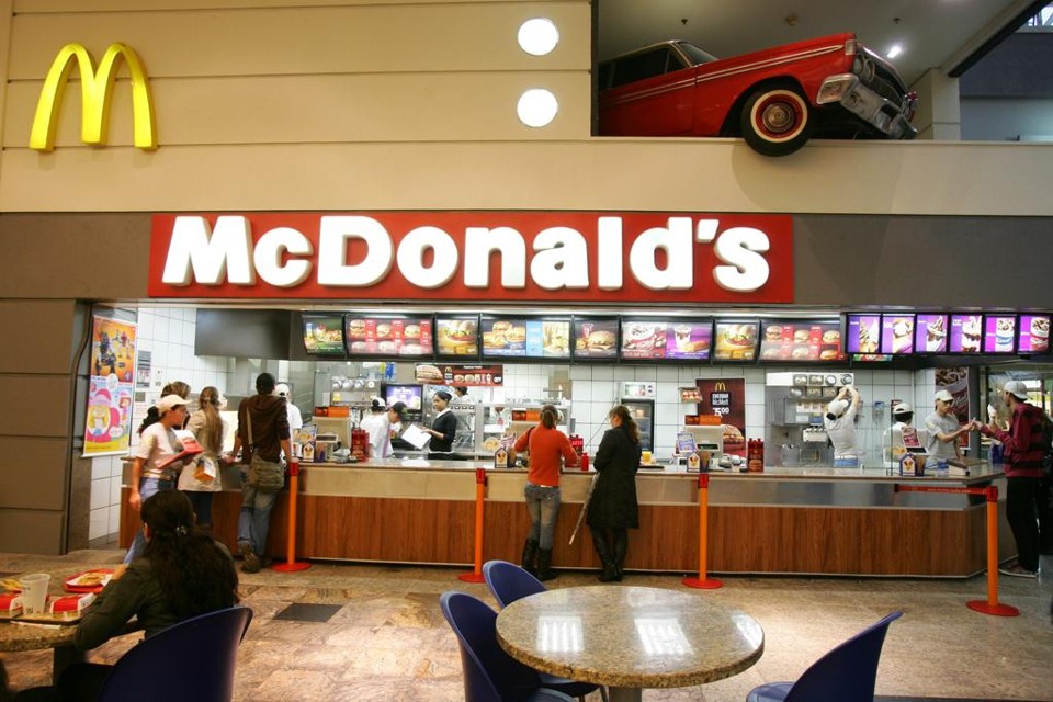 Sindicalistas acudam a rede de fast-food de fazer com que os funcionários acumulem uma série de funções . | Daniel Castellano/Gazeta do Povo