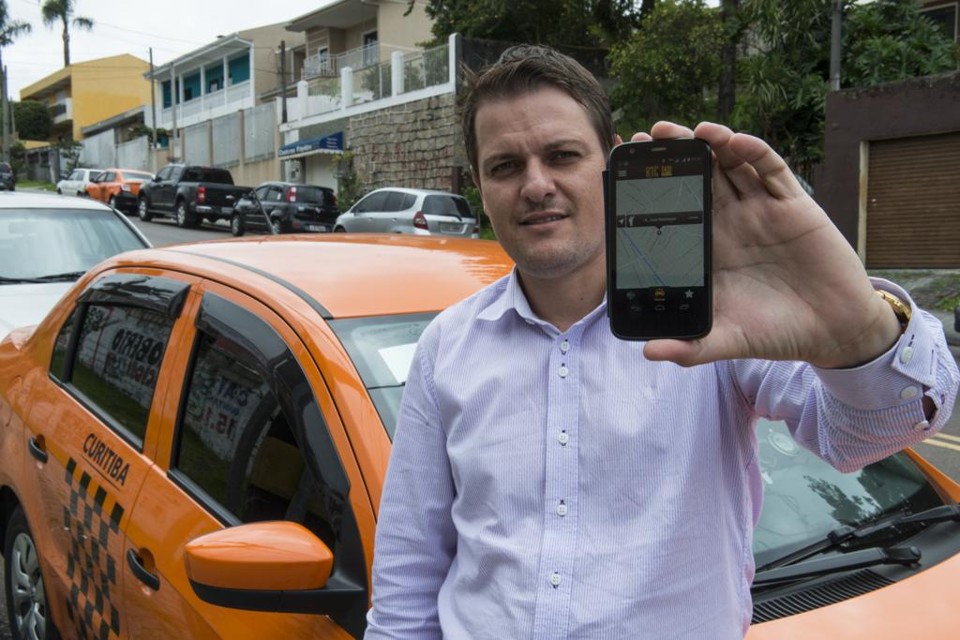 Anderson Barros, da Rádio Táxi Curitiba: cooperativas vão tentar recuperar mercado perdido para apps com um aplicativo próprio. | Henry Milleo/Gazeta do Povo