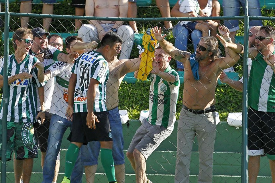 Novo xodó alviverde: Rafhael Lucas abre o placar e comemora com a torcida coxa-branca no Ecoestádio. | Antônio More/Gazeta do Povo