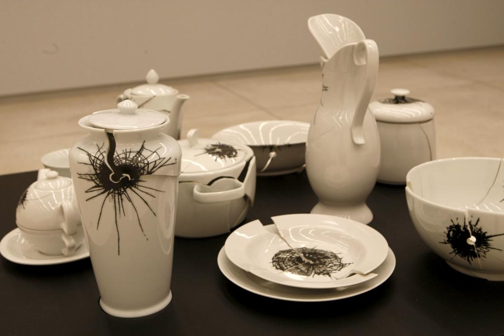 Conjunto de porcelanas quebradas e recoladas deu título à exposição. | Aniele Nascimento / Gazeta do Povo