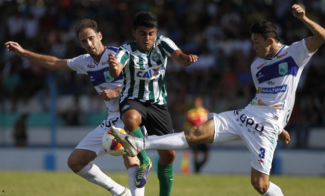 Rafhael Lucas, do Coritiba, tenta escapar da marcação do Prudentópolis |
