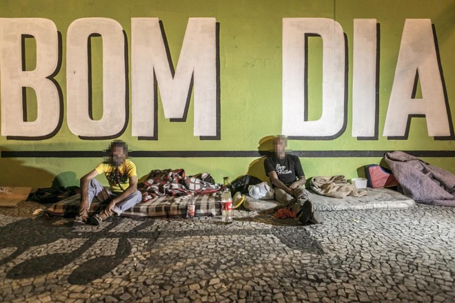 Na Rua João Negrão, perto do terminal do Guadalupe, moradores de rua instalam colchões e dividem a calçada. | Marcelo Andrade/Gazeta do Povo