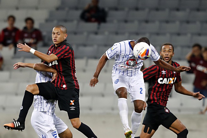 Na disputa entre Fernandinho, Marcos Guilherme, Diego Fiuza e Hernani, melhor para Fiuza. | Albari Rosa/Gazeta do Povo