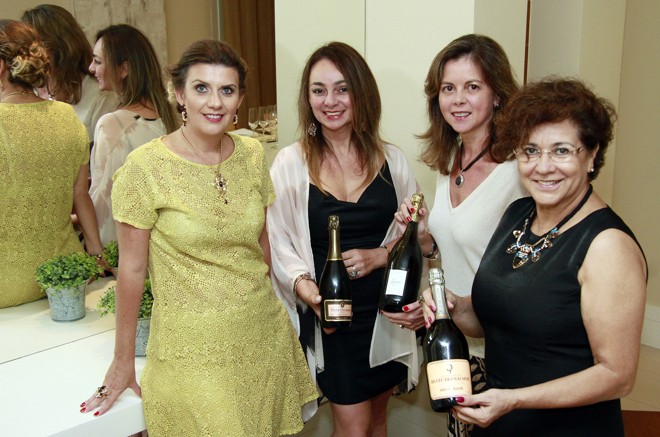 A sommelière Meriane Sander (de amarelo) com suas amigas Sandra Ávila, Carmen Moraes e Eunice Rocha, todas integrantes da Confraria D’Vinas. O encontro, para celebrar o Dia da Mulher, foi na residência de Meriane com menu especial preparado pela chef Kika Mader. | Patricia Klemtz