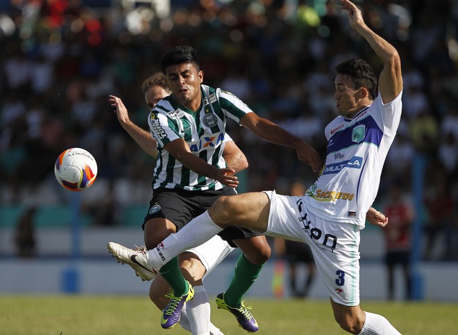 Rafhael Lucas disputa a bola no jogo entre Coritiba e Prudentópolis | Jonathan Campos / Gazeta do Povo