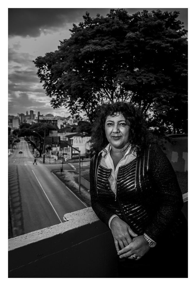 No viaduto do Alto da XV. Lembra de ser “boa de briga” desde menina. A morte do filho consolidou a indignação como estilo de vida. | Marcelo Andrade/Gazeta do Povo