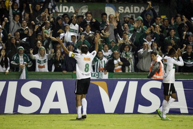 Tcheco não perdeu a oportunidade e marcou um gol no Paysandu. | Antônio More/ Gazeta do Povo