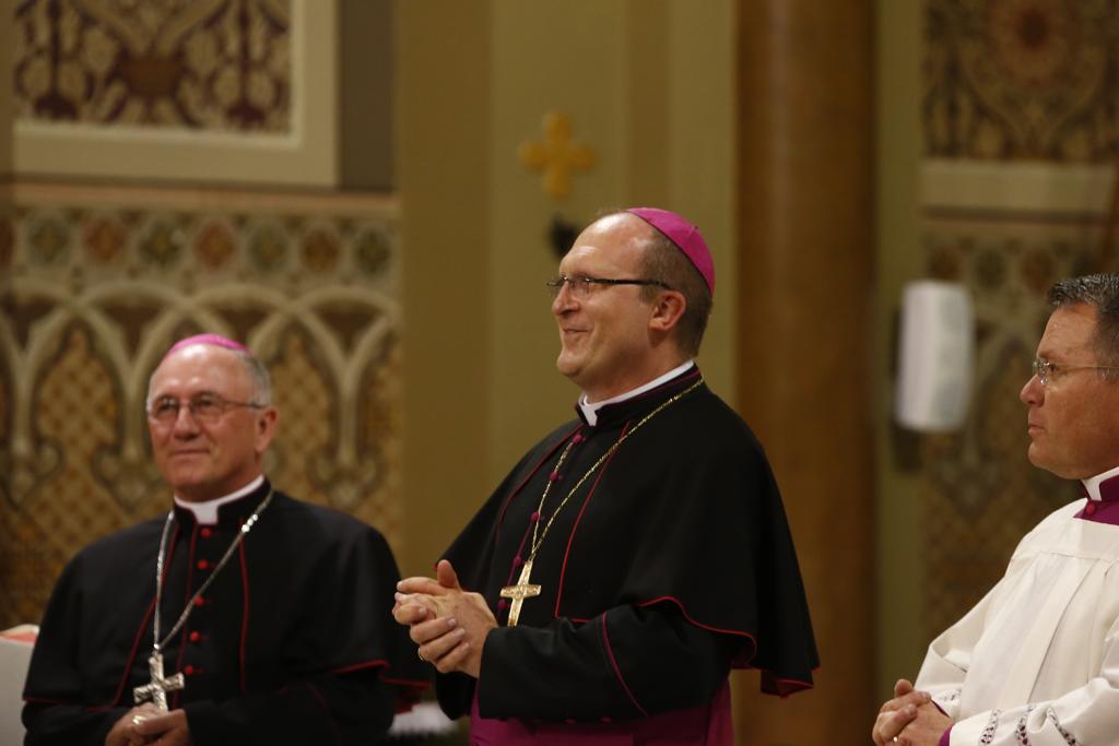 Dom Peruzzo (ao centro) passa a liderar uma arquidiocese com 140 paróquias, 480 padres e uma população de 3,4 milhões de pessoas. | Daniel Castellano/Gazeta do Povo