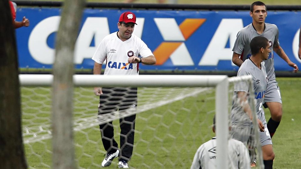 Enderson Moreira substitui Claudinei Oliveira e tenta livrar o Furacão do Torneio da Morte. | Albari Rosa/Gazeta do Povo