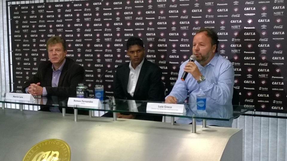 Romeo Fernandes entre o  vice-presidente Marcio Lara e o diretor Luiz Greco: intercâmbio com a Índia. | Eduardo Luiz Klisiewicz/Gazeta do Povo