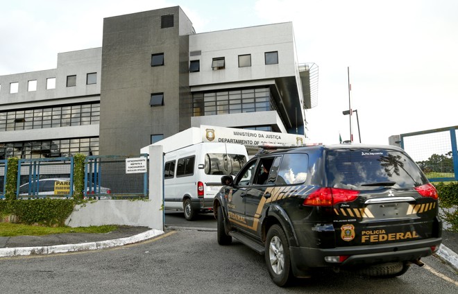 Veículos que levaram os presos chegam à superintendência da PF em Curitiba | Hugo Harada/Gazeta do Povo