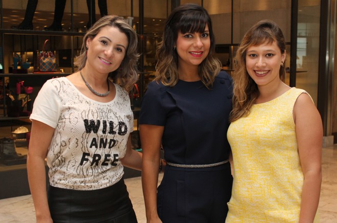 Karina Martello Cordeiro (ao centro), franqueada da Arezzo, com Giseli Matos, da Arezzo & CO, e a jornalista Bruna Covacci (à dir.), da Gazeta do Povo, no lançamento da coleção Inverno 2015, na quinta-feira, na loja do Pátio Batel. | Roberta Viana