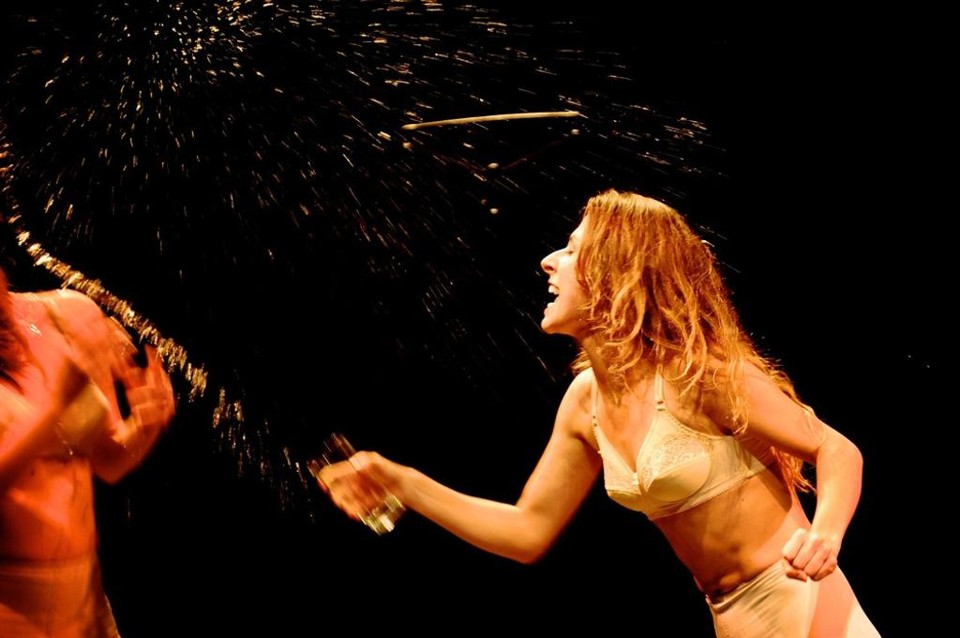 Atrizes usaram experiências próprias e um pouco de dança no espetáculo Teatro de Bonecas. | Divulgação