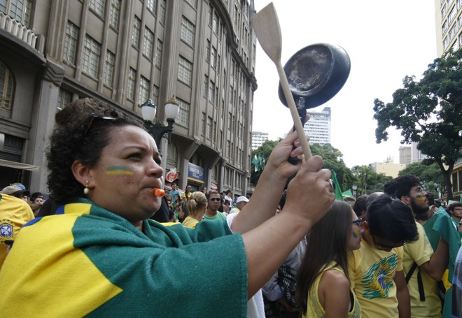A dona de casa e o panelaço. | - Aniele Nascimento/Gazeta do Povo