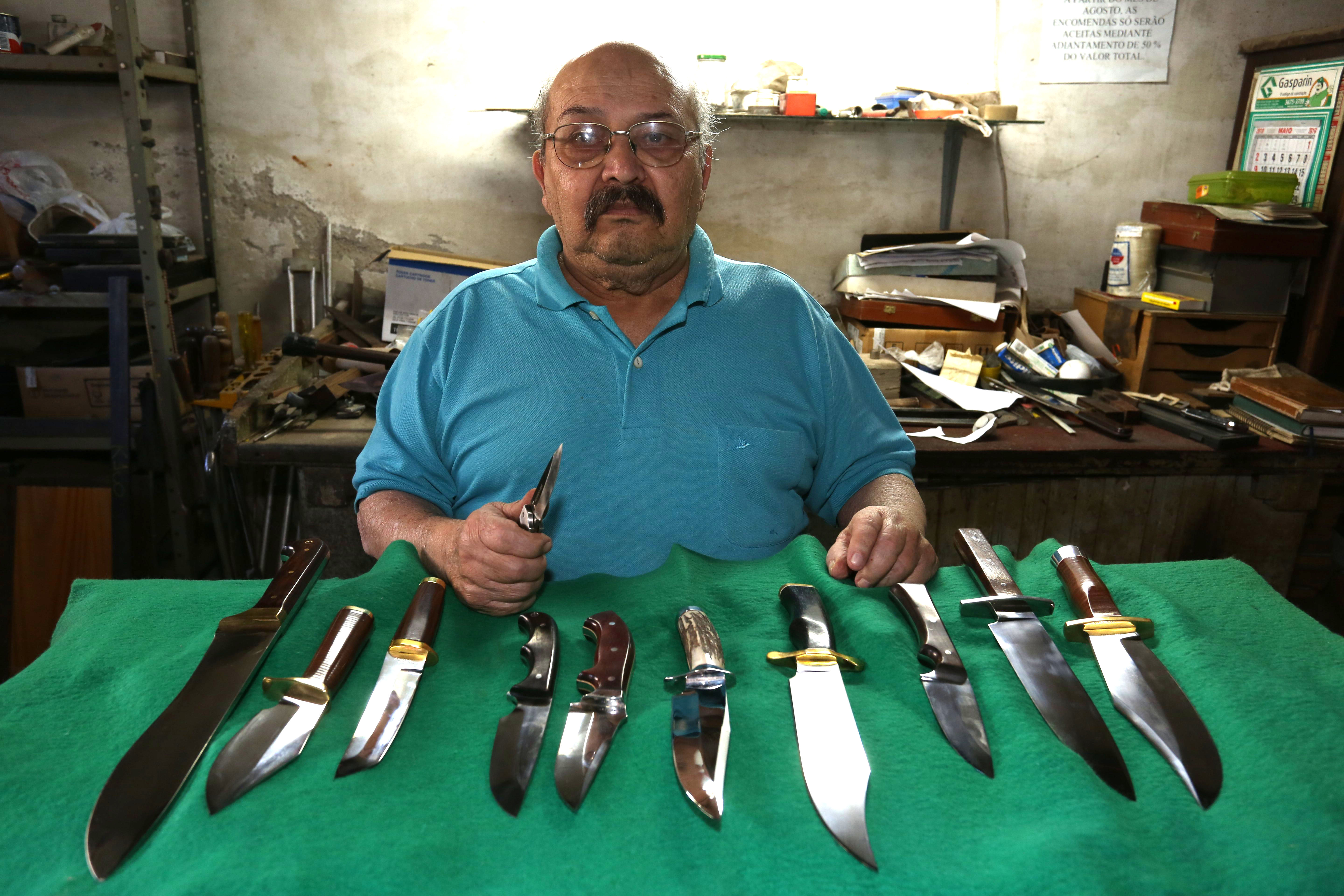 Seu Padilha exibe alguns exemplares de faca que já produziu. | Ivonaldo Alexandre/Gazeta do Povo