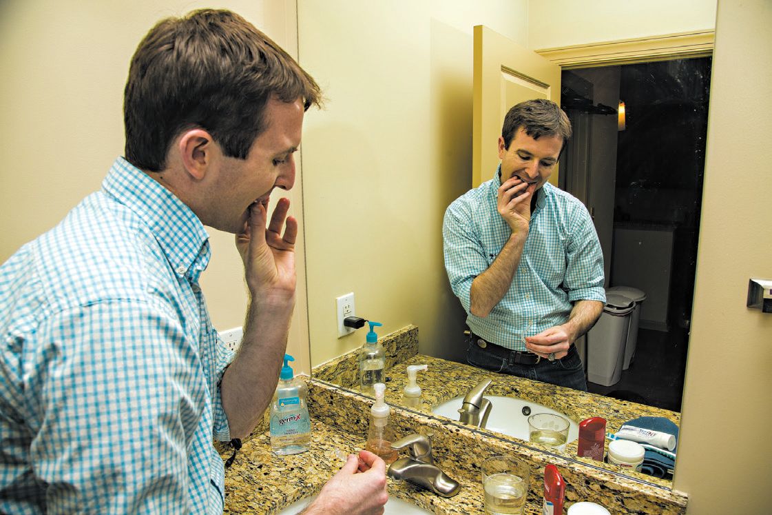 John Hofford, de Atlanta, coloca alinhador ortodôntico produzido a partir de molde que ele mesmo fez após assistir a um vídeo on-line | Raymond McCrea Jones /The New York Times