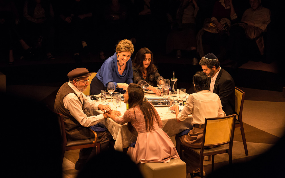 Família judaica conversa durante jantar na peça Silêncio!. | Divulgação