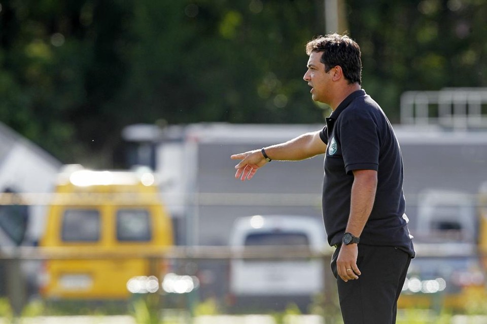 Marquinhos Santos orienta o time contra o Jotinha. | Antônio More/Gazeta do Povo